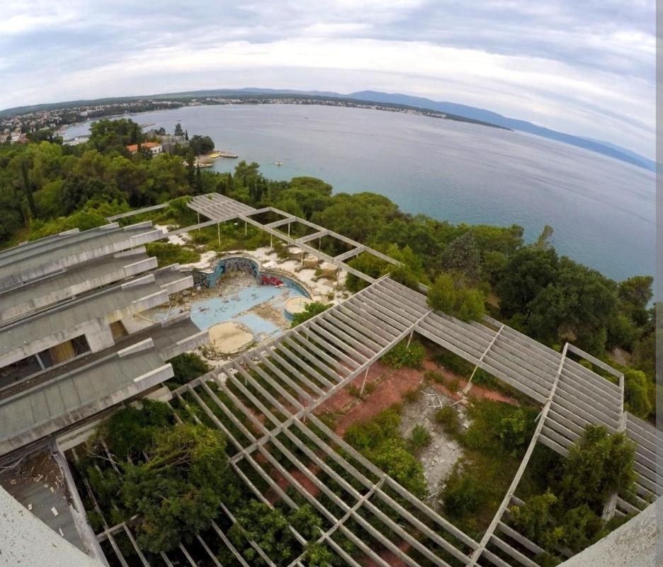 Haludovo Virtual Ruin Hotel Bungaloos Apartments And Camping, International Cooperation And Assistance For Rebirth Baracska Exterior photo